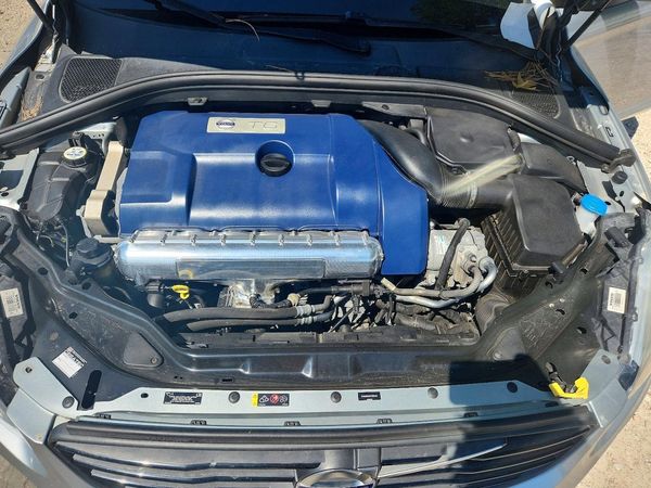 2015 VOLVO XC60 Premier+ (non R design)