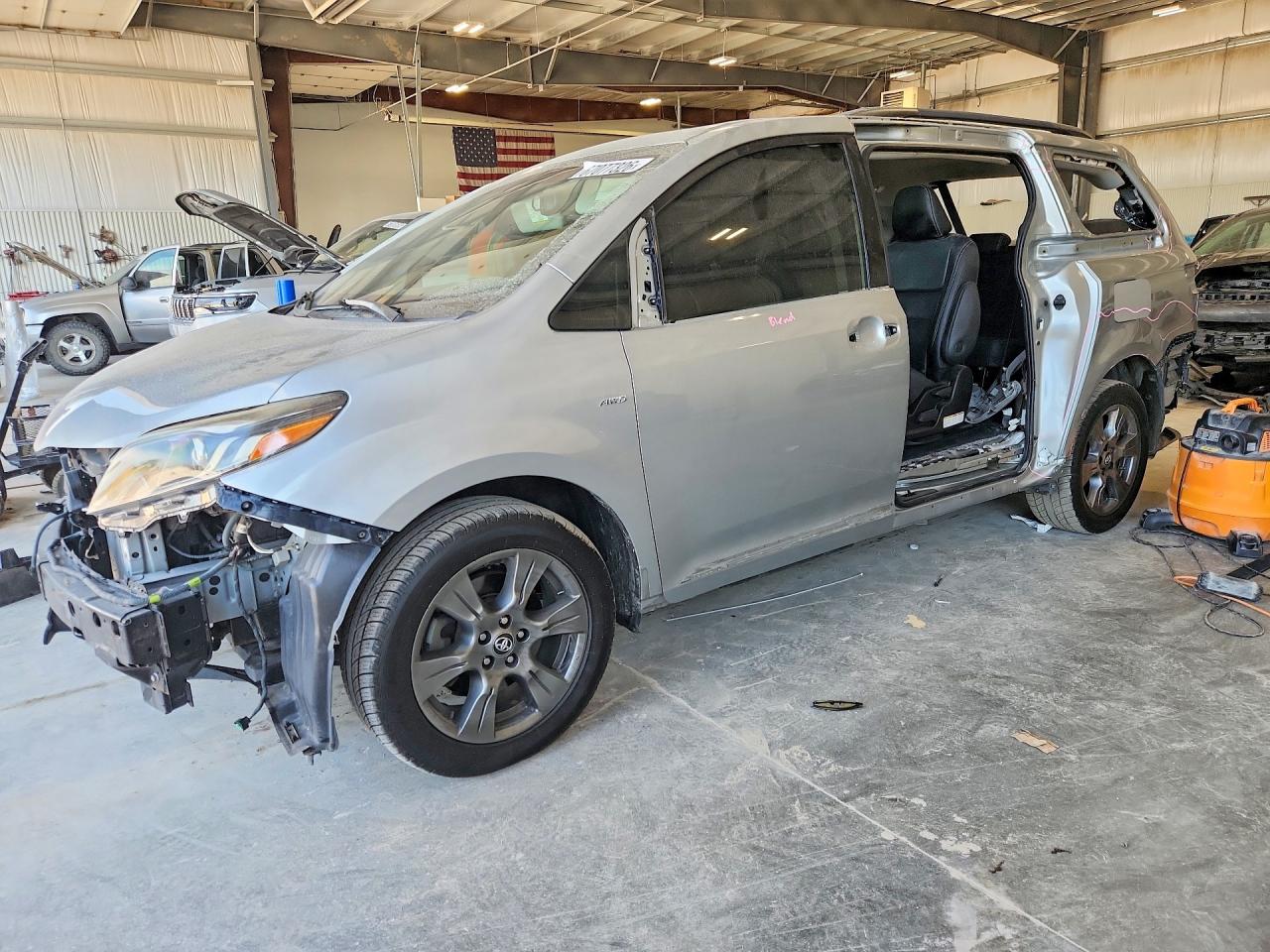 2019 TOYOTA SIENNA SE/SE Premium