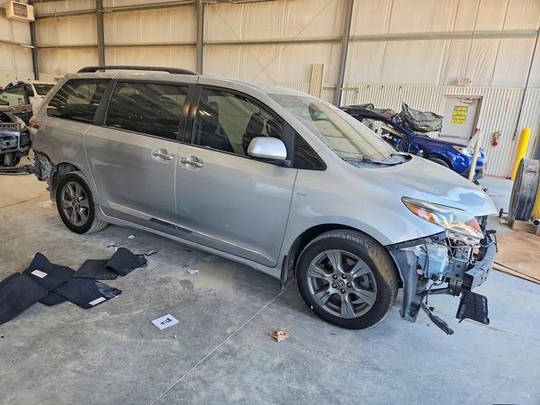 2019 TOYOTA SIENNA SE/SE Premium