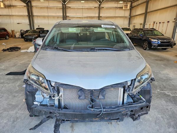 2019 TOYOTA SIENNA SE/SE Premium