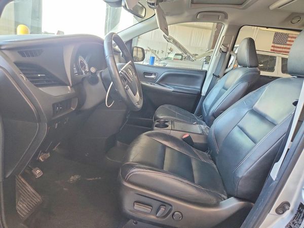 2019 TOYOTA SIENNA SE/SE Premium