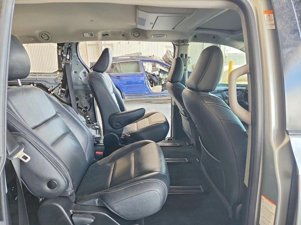 2019 TOYOTA SIENNA SE/SE Premium