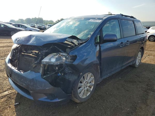 2014 TOYOTA SIENNA