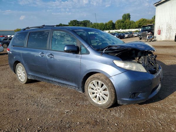 2014 TOYOTA SIENNA
