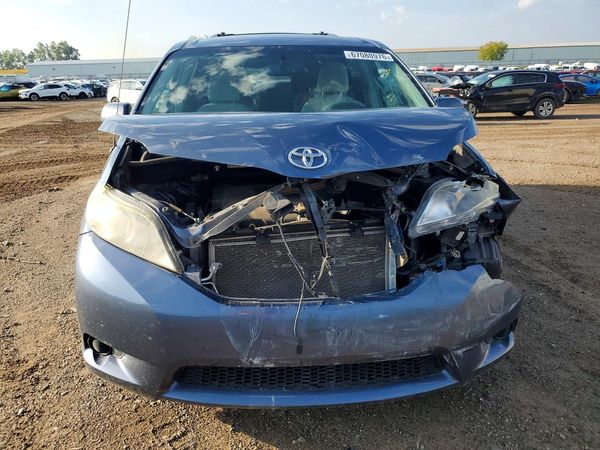 2014 TOYOTA SIENNA