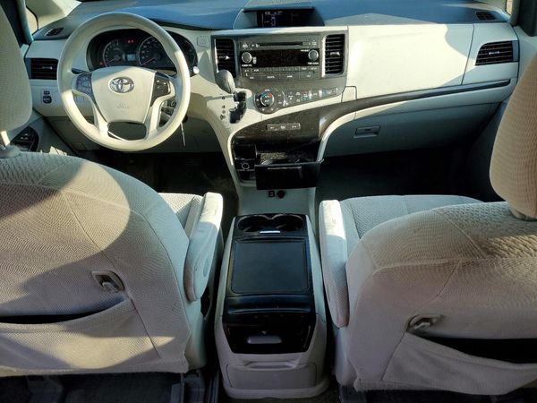 2014 TOYOTA SIENNA