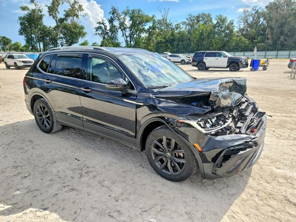 2022 VOLKSWAGEN TIGUAN SE — Passenger 3/4
