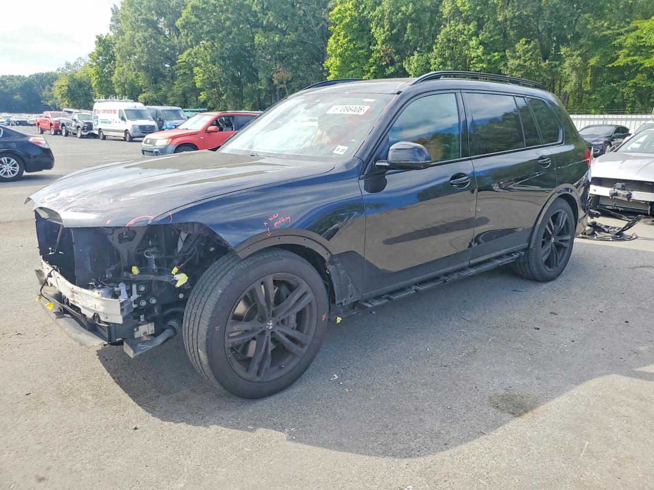 2022 BMW X7 — Front 3/4