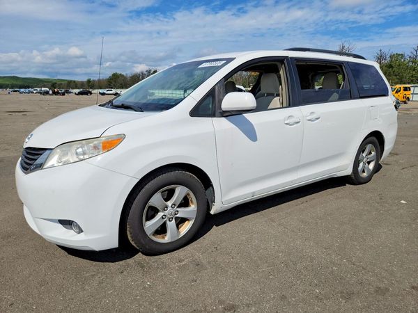 2012 TOYOTA SIENNA