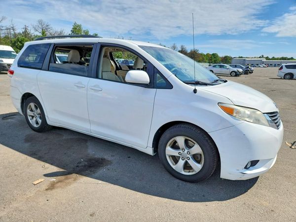 2012 TOYOTA SIENNA