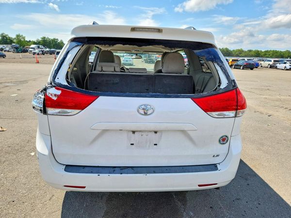 2012 TOYOTA SIENNA