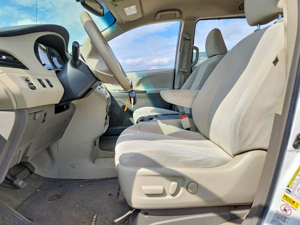 2012 TOYOTA SIENNA