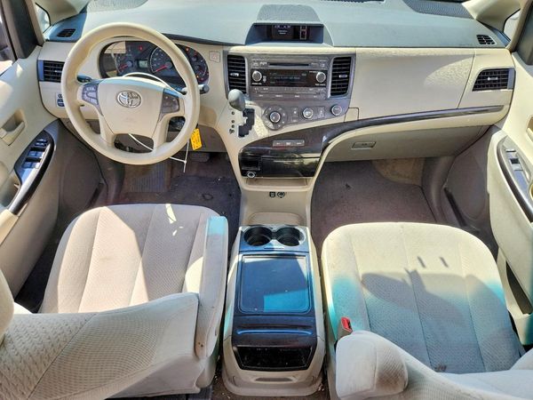 2012 TOYOTA SIENNA