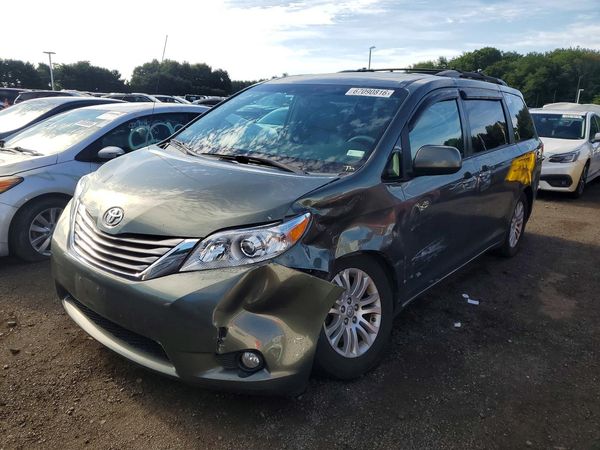 2013 TOYOTA SIENNA