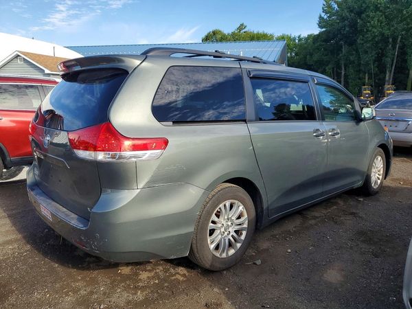 2013 TOYOTA SIENNA