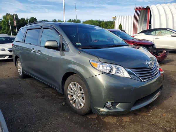 2013 TOYOTA SIENNA