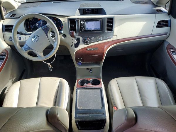 2013 TOYOTA SIENNA