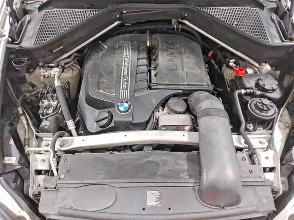2013 BMW X5 xDrive35i — Engine bay