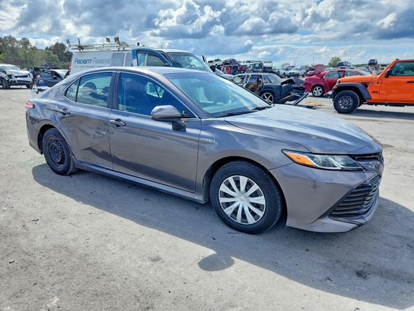 2018 TOYOTA CAMRY LE Hybrid — Passenger 3/4
