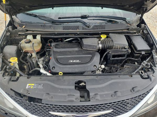 2017 CHRYSLER PACIFICA Touring L — Engine bay