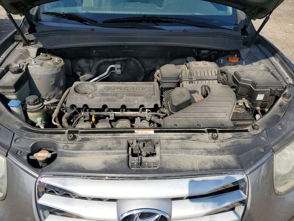 2012 HYUNDAI SANTA FE GL(Middle-low ) — Engine bay