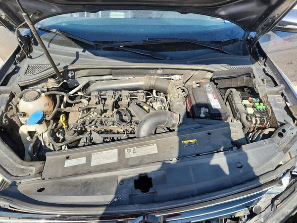 2018 VOLKSWAGEN PASSAT S, R-Line — Engine bay