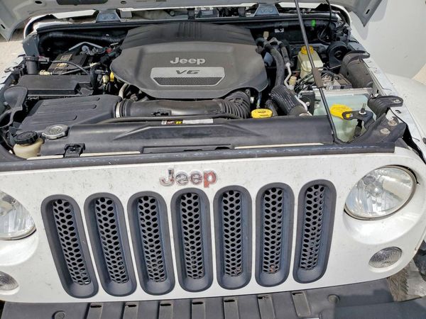 2015 JEEP WRANGLER UNLIMITED Sahara — Engine bay