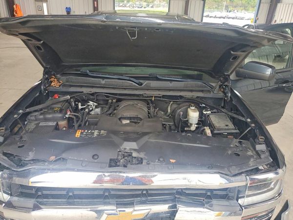 2018 CHEVROLET SILVERADO LT — Engine bay