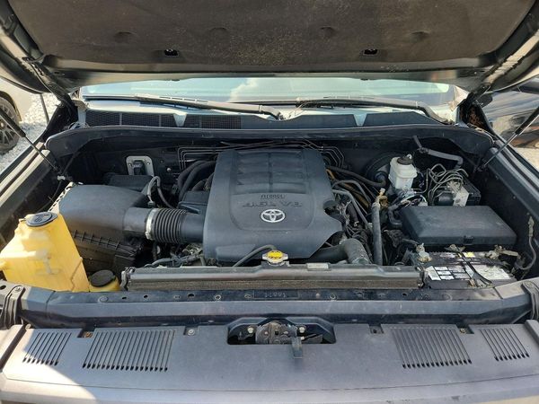 2014 TOYOTA TUNDRA SR5 — Engine bay