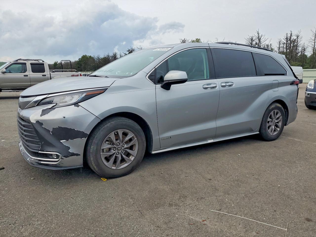 2021 TOYOTA SIENNA XLE