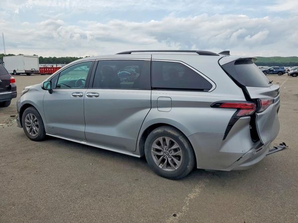2021 TOYOTA SIENNA XLE