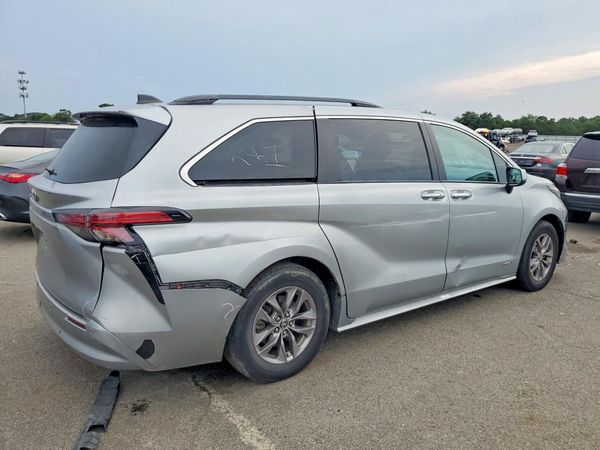 2021 TOYOTA SIENNA XLE