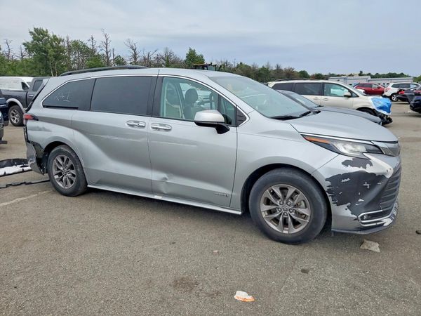 2021 TOYOTA SIENNA XLE