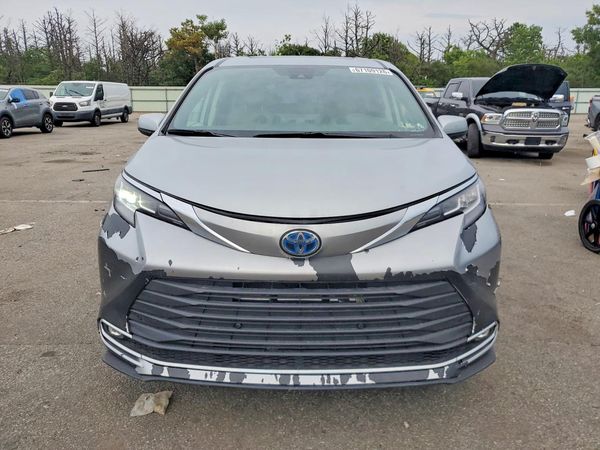 2021 TOYOTA SIENNA XLE