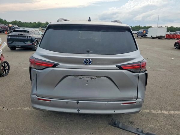 2021 TOYOTA SIENNA XLE