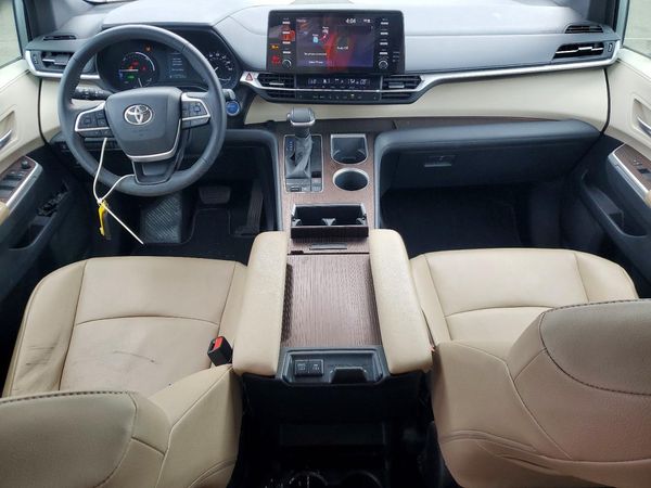 2021 TOYOTA SIENNA XLE