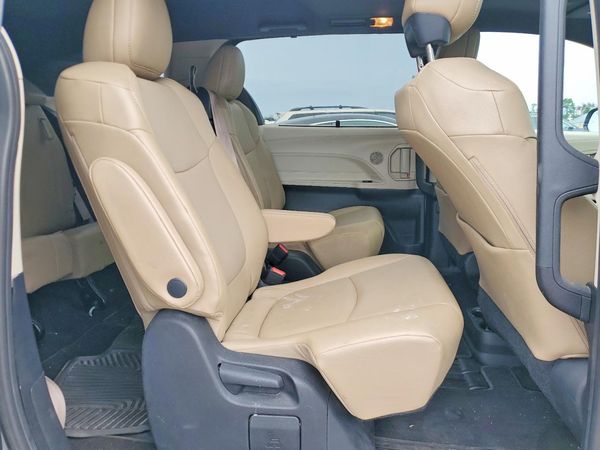 2021 TOYOTA SIENNA XLE