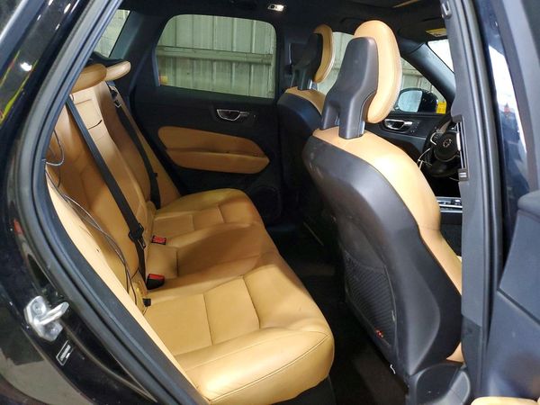 2019 VOLVO XC60 Momentum