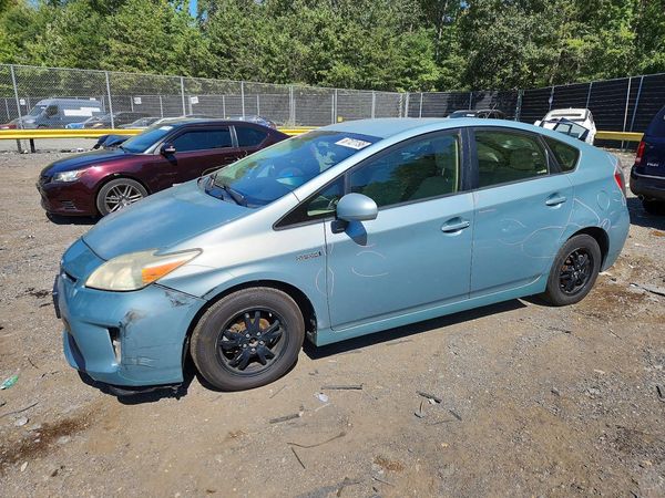 2014 TOYOTA PRIUS — Front 3/4