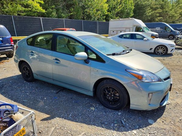 2014 TOYOTA PRIUS — Passenger 3/4