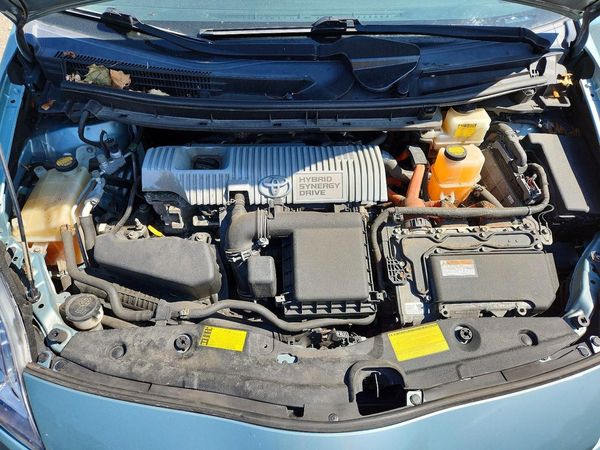 2014 TOYOTA PRIUS — Engine bay