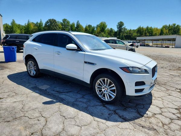 2017 JAGUAR F-PACE Prestige — Passenger 3/4