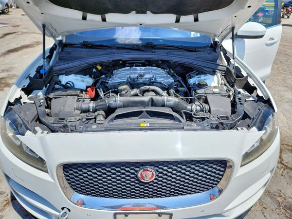 2017 JAGUAR F-PACE Prestige — Engine bay