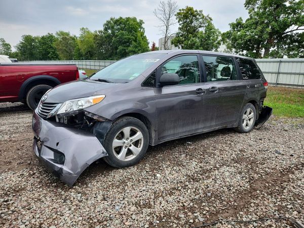 2014 TOYOTA SIENNA