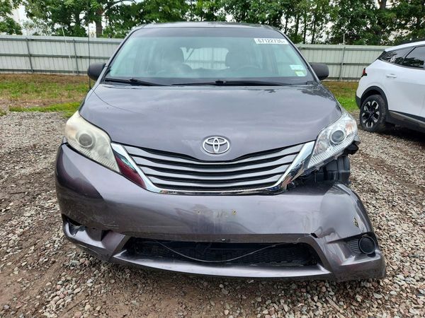 2014 TOYOTA SIENNA