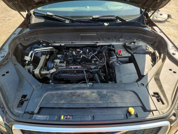 2016 VOLVO XC90 SVR5 R-Design — Engine bay