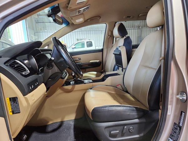 2015 KIA SEDONA GLS - Middle level — DENT