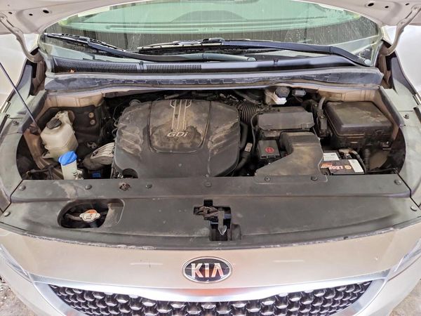 2015 KIA SEDONA GLS - Middle level — Engine bay