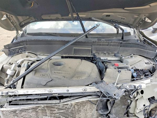 2021 VOLVO XC90 Inscription — Engine bay
