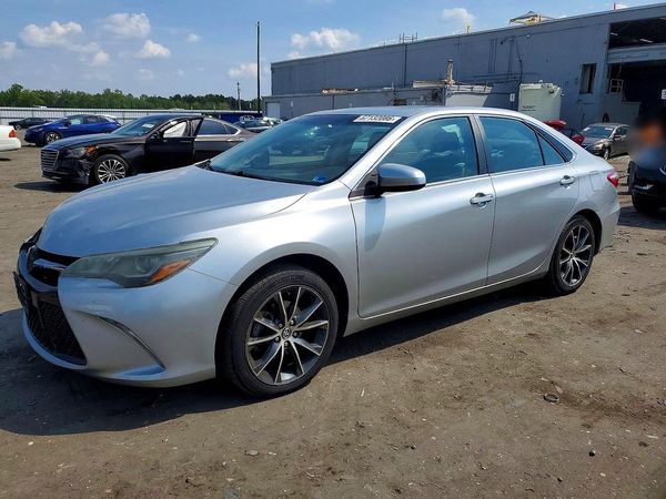 2015 TOYOTA CAMRY — Front 3/4